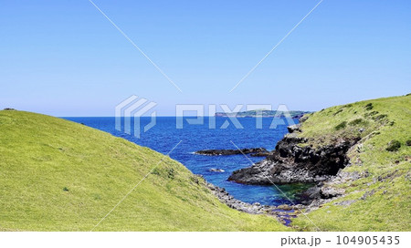 長崎県壱岐にある牧崎公園内の鬼の足跡の風景 104905435