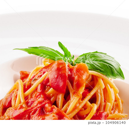 Spaghetti with tomato sauce and cherry tomatoes with basil 104906140