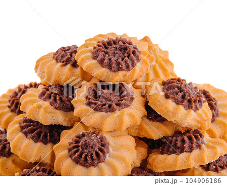 Homemade crunchy cookies with chocolate cream Homemade crunchy cookies with chocolate cream 104906186