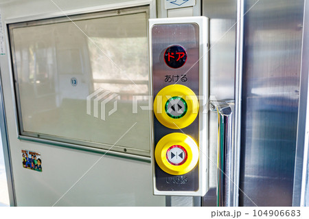 【イメージ素材】電車車内のドアボタン（JR仙石線） 104906683