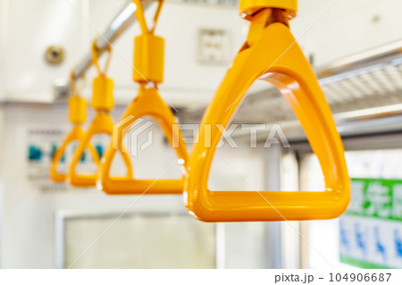 【イメージ素材】電車車内のつり革（JR仙石線） 104906687