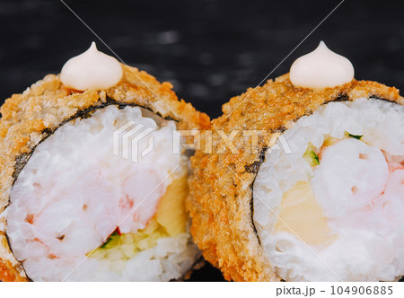 Warm rolls with shrimp closeup on black stone 104906885