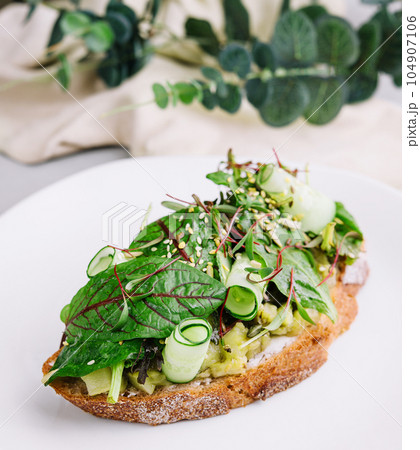 Sandwich with baked eggplant, sliced cucumbers and seeds 104907106