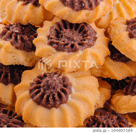 Homemade crunchy cookies with chocolate cream Homemade crunchy cookies with chocolate cream 104907384