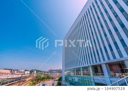 日本の横浜都市景観　戸塚駅前の戸塚区役所などを望む(ガラス窓にはホームの電車が映り込んでいる） 104907529