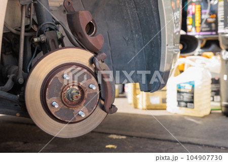 車のタイヤ交換、工具 104907730