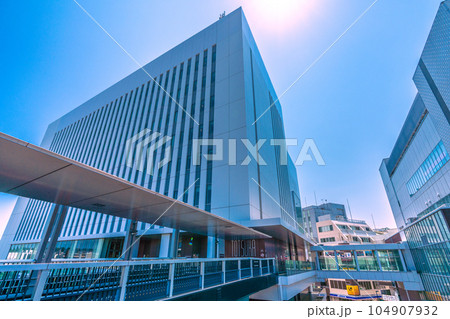 日本の横浜都市景観 戸塚駅前の戸塚区役所などを望む(デッキ天井にはQRコードが貼られている) 日本の横浜都市景観 戸塚駅前の戸塚区役所などを望む(デッキ天井にはQRコードが貼られている) 104907932