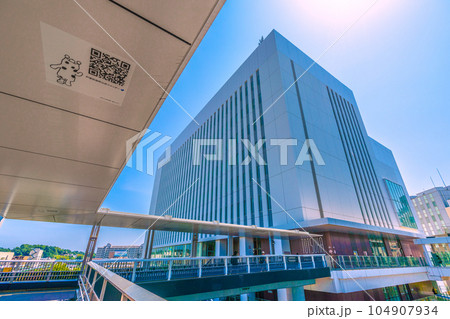 日本の横浜都市景観 戸塚駅前の戸塚区役所などを望む(デッキ天井にはQRコードが貼られている) 日本の横浜都市景観 戸塚駅前の戸塚区役所などを望む(デッキ天井にはQRコードが貼られている) 104907934