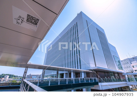 日本の横浜都市景観 戸塚駅前の戸塚区役所などを望む(デッキ天井にはQRコードが貼られている) 日本の横浜都市景観 戸塚駅前の戸塚区役所などを望む(デッキ天井にはQRコードが貼られている) 104907935