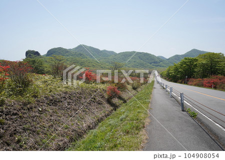 群馬県榛名山 榛名高原 榛名湖への道路からスルス岩方面を見る 2023年5月18日 群馬県榛名山 榛名高原 榛名湖への道路からスルス岩方面を見る 2023年5月18日 104908054