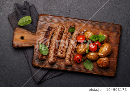 Delicious grilled sausages and potatoes 104908178