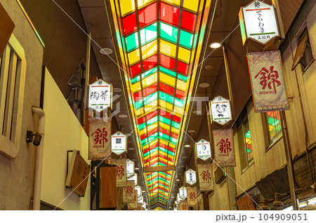 【京都風景】錦市場は400年の歴史を持つ伝統ある商店街 【京都風景】錦市場は400年の歴史を持つ伝統ある商店街 104909051