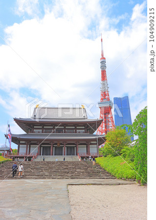 東京都、東京タワーと増上寺の風景 104909215