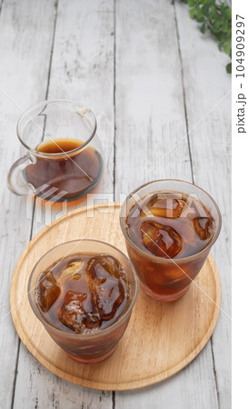氷の入ったアイスコーヒー 氷の入ったアイスコーヒー 104909297