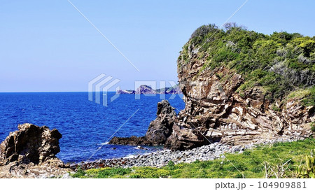 長崎県壱岐の地殻変動の様子がわかる岬の断層 長崎県壱岐の地殻変動の様子がわかる岬の断層 104909881
