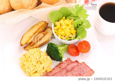 モーニング 朝食 ベーコン スクランブルエッグ ポテト サラダ パン コーヒー 明るい背景 モーニング 朝食 ベーコン スクランブルエッグ ポテト サラダ パン コーヒー 明るい背景 104910101