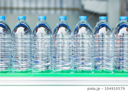 clean drinking water bottled in food and beverage Reverse Osmosis System hygiene factory production conveyor belt line 104910579