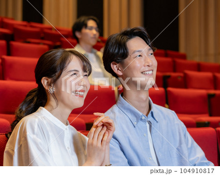 笑顔で映画を見るカップル 104910817