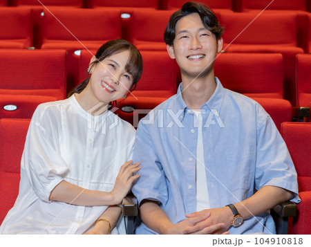 笑顔で映画を見るカップル 104910818