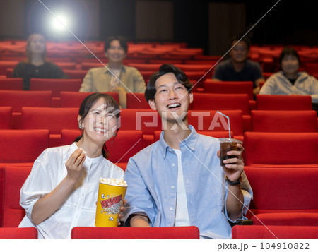 笑顔で映画を見るカップル 104910822
