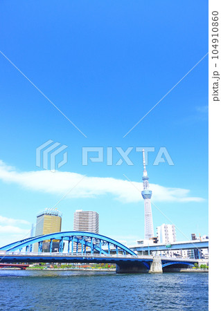 東京都、東京スカイツリーと駒形橋の風景 104910860