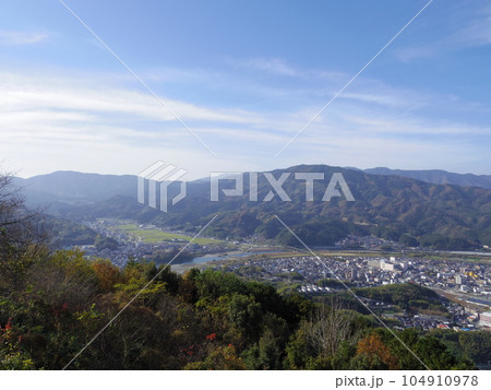 冨士山より望む大洲盆地(愛媛県大洲市) 冨士山より望む大洲盆地(愛媛県大洲市) 104910978