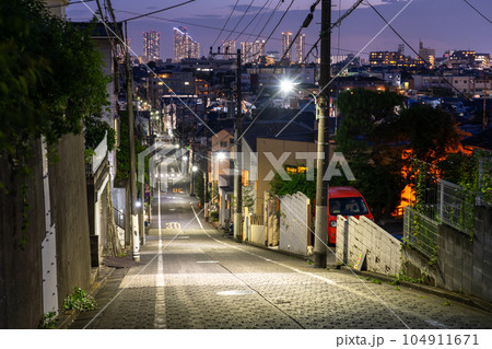 《東京都》武蔵小杉タワーマンション群をのぞむ坂の街並み 104911671