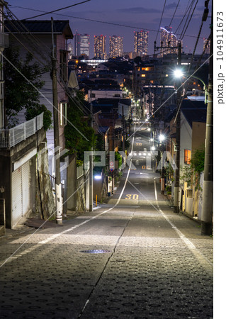 《東京都》武蔵小杉タワーマンション群をのぞむ坂の街並み 104911673