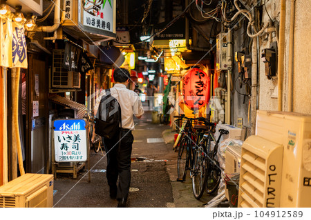 《東京都》路地裏飲み屋街・大井町駅前 《東京都》路地裏飲み屋街・大井町駅前 104912589