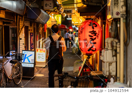 《東京都》路地裏飲み屋街・大井町駅前 《東京都》路地裏飲み屋街・大井町駅前 104912594