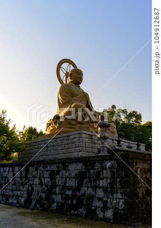 夕焼けと仏壇風景　　蓮華院誕生寺奥之院（れんげいんたんじょうじ）(玉名市) 104912687
