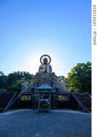 陽射しと仏壇風景　　蓮華院誕生寺奥之院（れんげいんたんじょうじ）(玉名市) 104912838