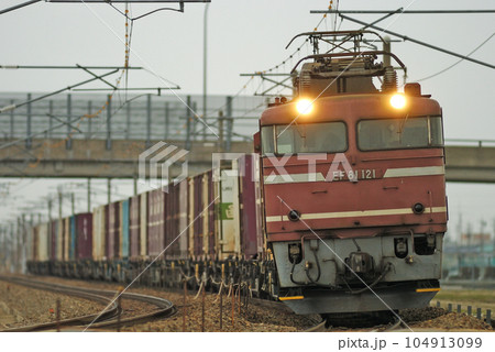 北陸本線　加賀笠間ー美川　JR貨物　EF81-121（富山） 104913099