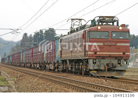 北陸本線 津幡ー倶利伽羅 JR貨物 EF81-125(富山) 北陸本線 津幡ー倶利伽羅 JR貨物 EF81-125(富山) 104913106