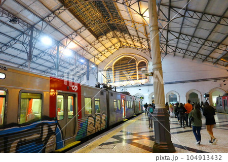 ポルトガルの首都リスボンのロシオ駅(Rossio Train Station in Lisboa) ポルトガルの首都リスボンのロシオ駅(Rossio Train Station in Lisboa) 104913432