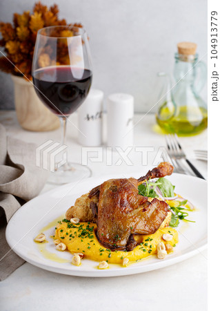 Roasted chicken leg with vegetables 104913779