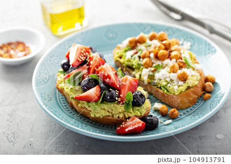 Healthy avocado toast duo 104913791