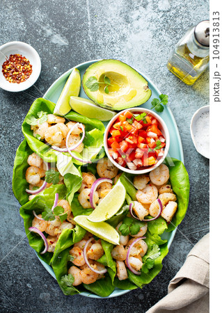 Healthy shrimp lettuce wraps with salsa 104913813