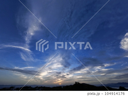 多様な雲が広がった朝空・夏・超広角・空主体・230707am 多様な雲が広がった朝空・夏・超広角・空主体・230707am 104914176