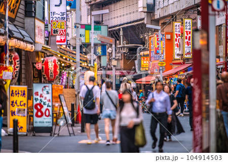 日本の東京都市景観 東京減↓・定点把握で前週より減。アメ横と同じく人気の上野駅前商店街…=6月27日 日本の東京都市景観 東京減↓・定点把握で前週より減。アメ横と同じく人気の上野駅前商店街…=6月27日 104914503