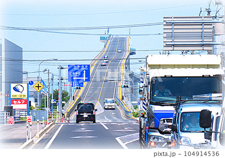 島根県側から眺める江島大橋の登坂路と自動車の往来(イラスト風) 島根県側から眺める江島大橋の登坂路と自動車の往来(イラスト風) 104914536