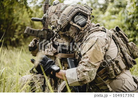 Smart teamwork of soldiers running forward and attacking enemy 104917392