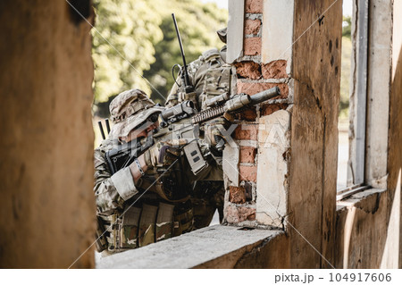 Smart teamwork of soldiers running forward and attacking enemy 104917606