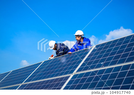 Solar panel station, Engineer installing solar panel at solar energy farm field 104917740