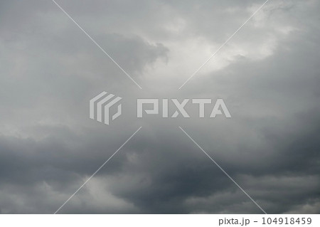 雨雲の背景　灰色の空 104918459