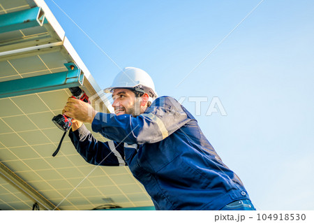 Solar panel station, Engineer installing solar panel at solar energy farm field 104918530