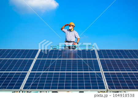 Solar panel station, Engineer installing solar panel at solar energy farm field 104918538