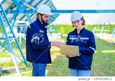 Solar panel station, Engineer installing solar panel at solar energy farm field 104918611