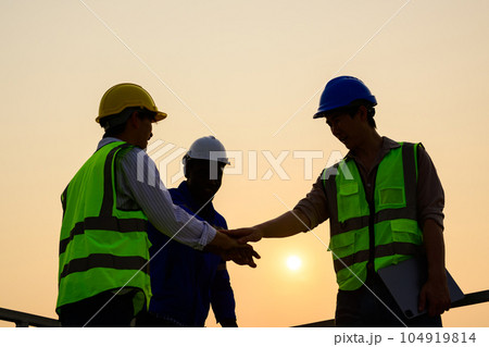 Engineers checking solar panels on solar power plant 104919814