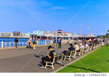 神奈川県 横浜市 春の山下公園 海を眺める観光客 神奈川県 横浜市 春の山下公園 海を眺める観光客 104920764